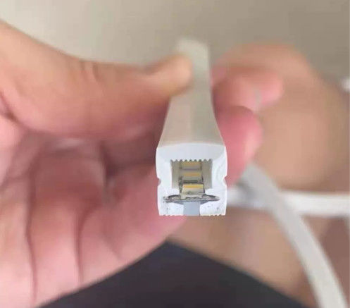 24Vは屋内屋外が芯を取り除くネオン ライトRGBWの屈曲のストリップ10W 14.4Wのケイ素の白い袖を導いた