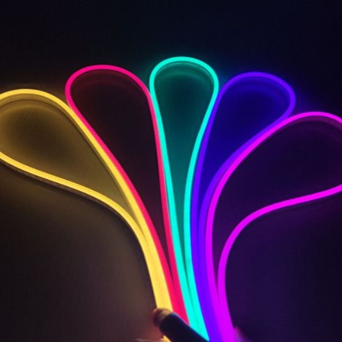 6x12mm柔らかいLEDのネオン適用範囲が広いストリップ12Vの紫系統のピンクの多彩で狭い装飾IP65