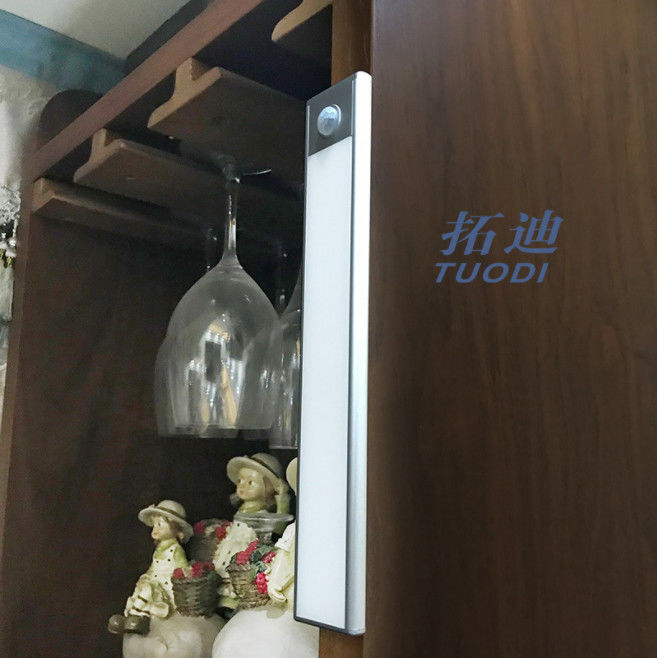 暖かく白い2700K柔らかさのキャビネットの下の3つの色のDimmable LEDの滑走路端燈白い3000K